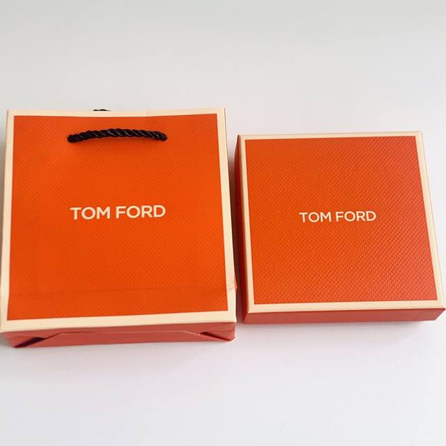 高端品质 Tf苦桃小样两件套香水款！内含：香水7.5Ml，口红16号。