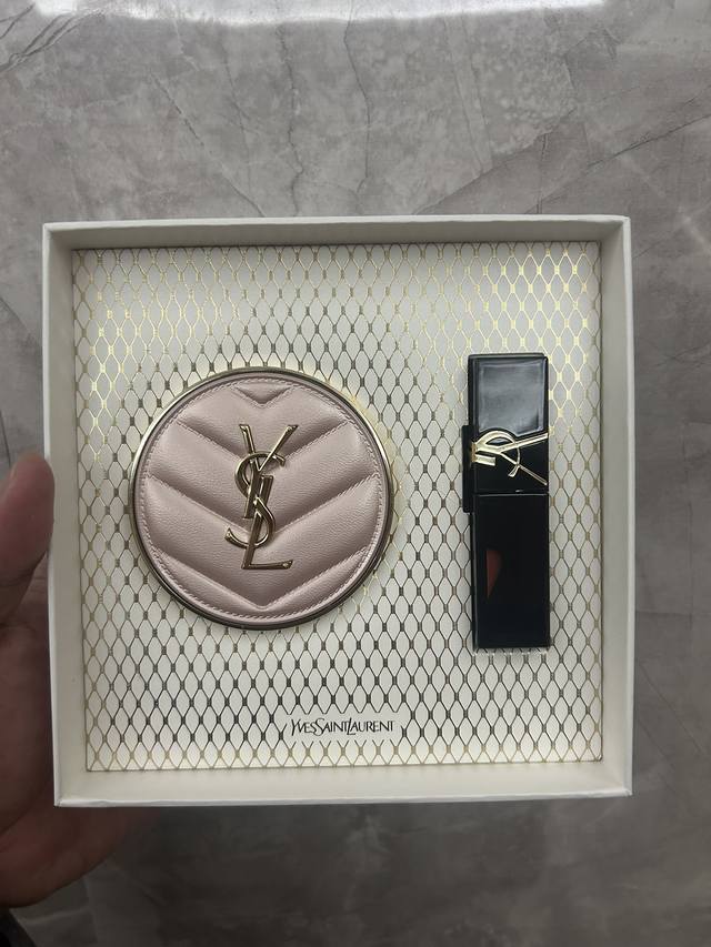 高品质 圣罗兰蛇皮圣诞彩妆两件套！ 色号自选 粉色皮革气垫B10#，B20# 爱心浮雕唇釉44-403-416-440-610-611-614-621-620-