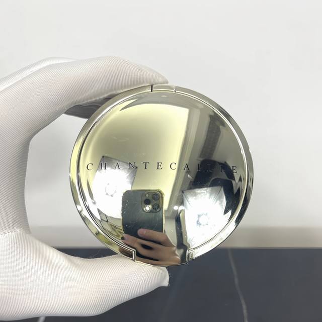 高品质 香缇卡干湿两用粉饼。 2色：petal最白色，Shell第二白。 全球粉饼排名前十号称史上最难买的粉饼[捂脸]伪素颜，奶油肌 香缇卡粉饼！清透干湿两用，