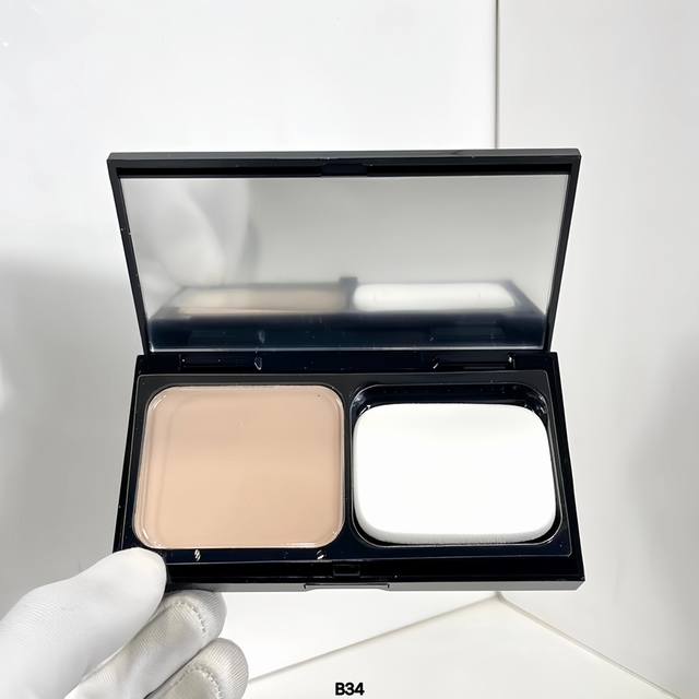 高品质 芭比布朗干湿两用粉饼11G。 B34编码！3色：N-012#瓷白，W-016#暖瓷白，W-026#冷象牙白。可配中文标