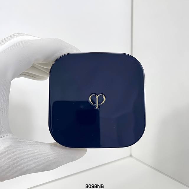 高品质 Cpb光颜柔光粉饼24款5G！ Cpb柔光蜜粉饼光颜蜜粉饼。Cpb5Q除了贵没毛病，Cpb蜜粉饼这款真的好适合混油皮的集美，隐形毛孔绝了真的，亲测有效贵