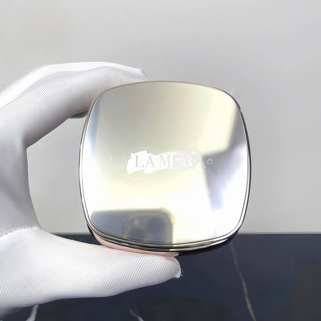 高品质 海蓝之谜气垫 牛皮盒装。 部分编码已更新 3色：1#-3#-11#-12# 牛皮纸箱装带替换芯，海蓝之谜鎏光焕变气垫！地表最强海蓝之谜气垫Lamer海蓝