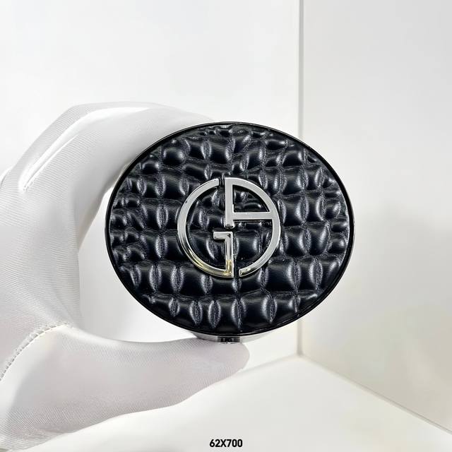 高品质 阿玛尼鳄鱼纹皮革气垫。 62X700编码！2色：2#，3#。 壳芯分开装。新版阿玛尼鳄鱼纹黑皮革气垫！