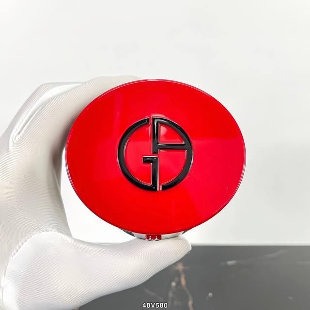 高品质 阿玛尼漆光红气垫。 40U43D编码！2色：2-3壳芯分开装一芯一壳超级好用，补妆也很方便！阿玛尼出手必属精品，这款红气垫光是颜值就燃爆了 18小时保湿
