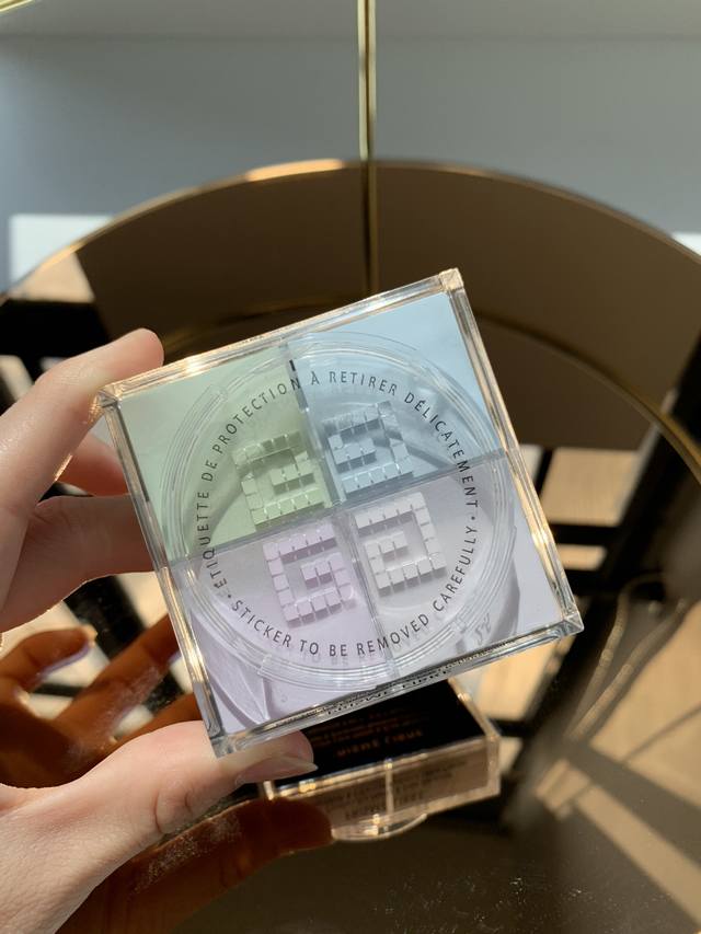 明通版 纪梵希四宫格散粉明通版！ 色号：1#，2#，3#，4#。 可配中文标，正品柔蜜防水粉质，不挂壁，底标紫光灯下有荧光反应，细节全对版，味道对香，市面最高版