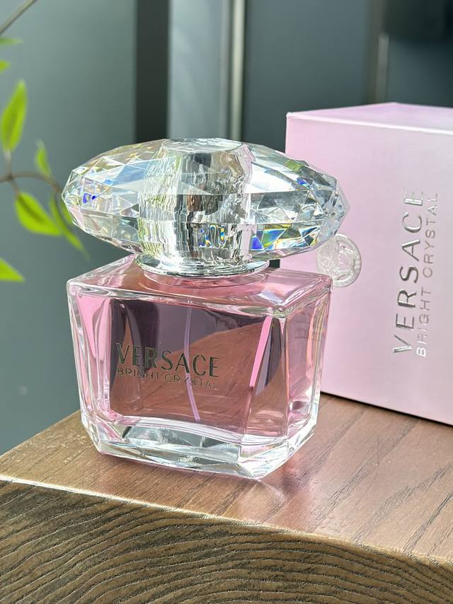 原单品质 女人的梦想 这枚鸽子蛋也太吸睛了吧 Versace 范思哲 晶钻女士香水 前调：柚子 石榴 中调：牡丹花 木兰花 荷花 后调：桃花心木 植物琥珀 麝香