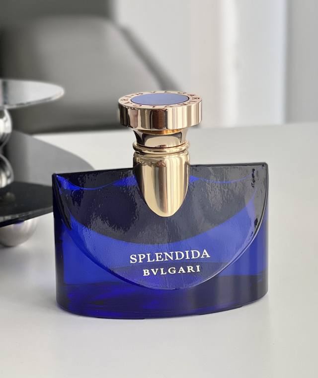 原单品质 宝格丽魅夜晩香玉神秘夜香 宝格丽家中高端女香！好闻的东方花香调、内涵黄昏晚香玉的香精和没药树脂，简介优雅的女性香，瓶身宛如女士佩戴珠宝的感觉，耐闻又高