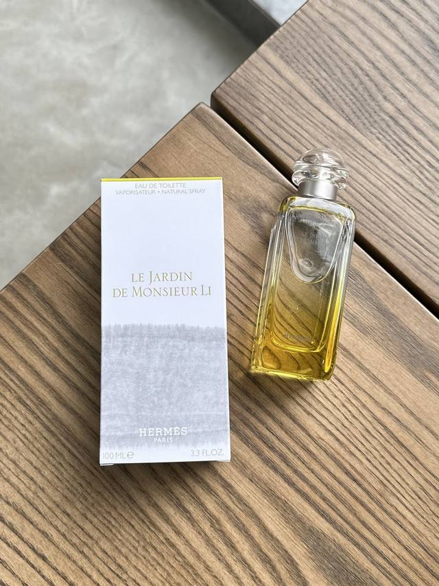 原单品质 爱马仕李先生的花园香水 灵感来自于中国的园林，不得不说，真的有种走进静谧的后花园的感觉，优雅不揉作，高级不俗气，非常耐闻的一款淡香水～ 包装延续爱马仕