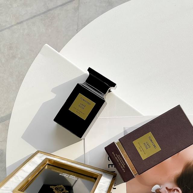 专柜品质 汤姆福特Tf咖啡玫瑰 约会无往不利香Tf Cafe Rose 咖啡玫瑰前调：藏红花 胡椒 玫瑰中调：土耳其玫瑰 保加利亚玫瑰 咖啡后调：焚香 琥珀 檀