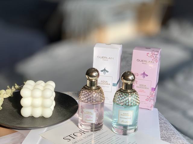 专柜品质 春季新款限定花草水语淡香水 1 娇兰樱之漫舞香水75Ml 前调:樱花、佛手柑、 中调:西瓜、水梨、 后调:紫罗兰、白麝香、 这是一款75Ml的、娇兰樱