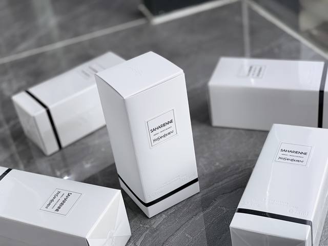 专柜品质 圣罗兰狩猎香水75Ml 圣罗兰高定系列，这款叫狩猎装Thesaharienne设计灵感来自最初由19世纪前往非洲和印度的西方人穿着的狩猎装，柑橘花香调