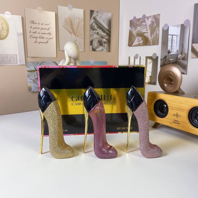 高品质 卡罗琳娜黑金盒高跟鞋香水三件套。 内含：330Ml。 紫闪高跟鞋，粉闪高跟鞋，金闪高跟鞋