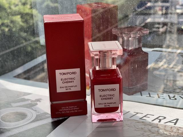 专柜品质 Tf电光樱桃 温柔又多情的女人香，矛盾又让人迷醉。它对人的吸引宛如不断冒着气泡的樱桃利口酒，气泡纷纷上腾，莫利落酸樱桃微酸明亮，一杯又一杯，无法停手，