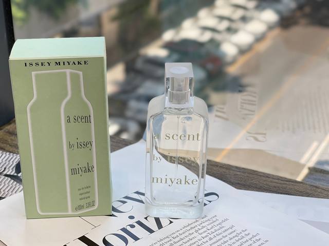 专柜品质 三宅一生绿色气息这瓶由 Daphne Bugey 带来的三宅一生气息！一瓶能给人带来画面感的香水从外观，到触感，再到气息，像极了夏日电影中那些细小到发