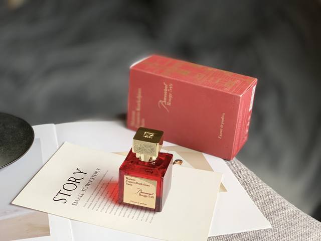 专柜品质 Maison Francis Kurkdjian红水晶540 秋冬不可错过的这款超级奢华香氛，也是闺蜜推荐给我 的Mfk红水晶540。喜欢中性木调味的