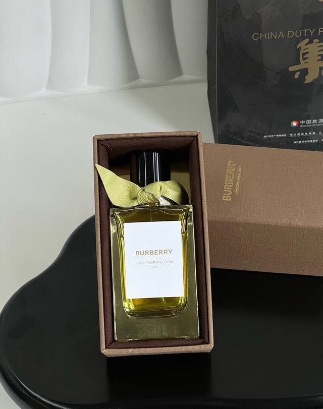 专柜品质 Burberry山楂花一 “约克郡的惺忪春野” 规格:100Ml 木质花香调 前调：紫罗兰 中调：茉莉 铃兰 绿叶 后调：鸢尾根 广藿香 胡萝卜 浓度
