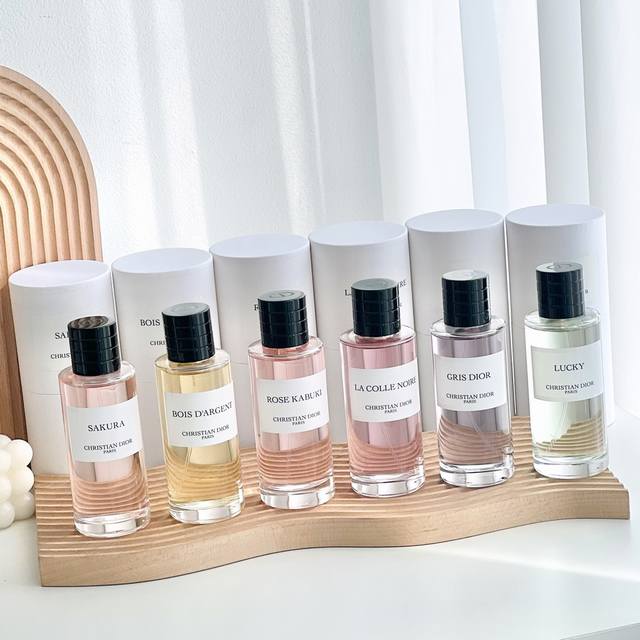 专柜品质 Dior迪奥典藏香氛系列让你闻起来高级不撞香 Dior的典藏香氛系列是市面上为数不多的高级香氛，挑了六支热门香味，每一支都有着它独特的个性。 幸运风铃