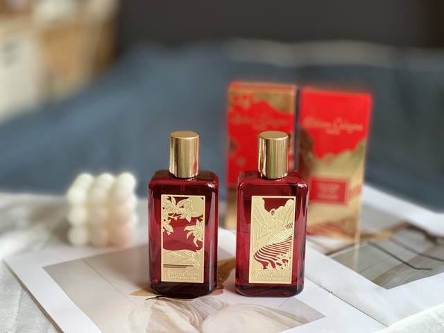 专柜品质 新款欧珑香水 1欧珑桂香月夜限定红瓶香水100Ml 瓶身贴标是桂花十山十国风屋檐一角、 前调:柠檬 中调:桂花 后调:雪松 非常简单的成分表、雪松和桂