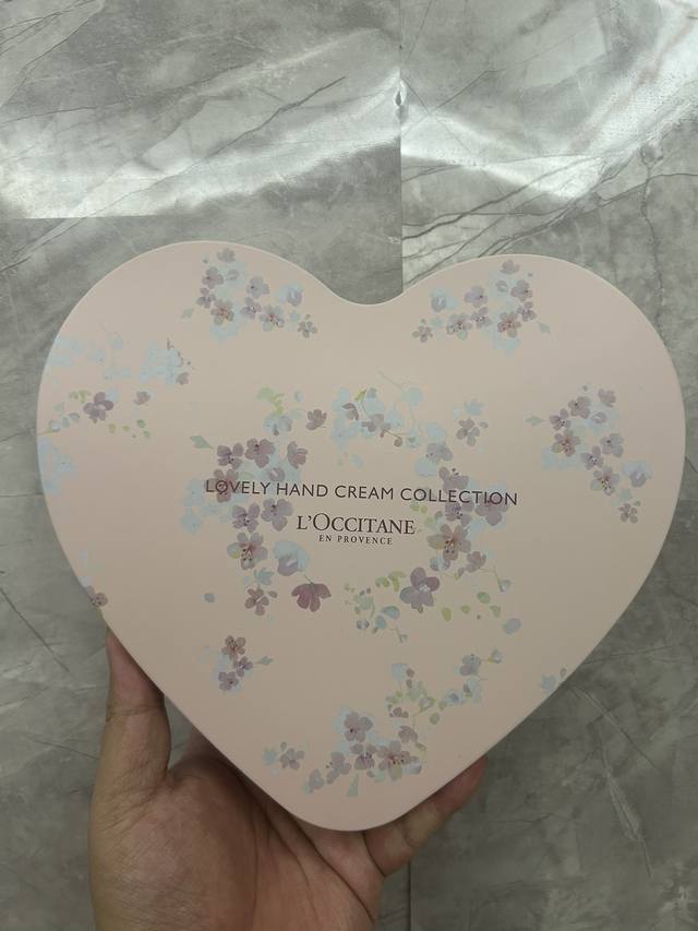 高端品质 欧舒丹浪漫花香爱心套装！内含：樱花身体乳250Ml，玫瑰护手霜30Ml，芍药护手霜30Ml，橙花护手霜30Ml，马鞭草护手霜30Ml。