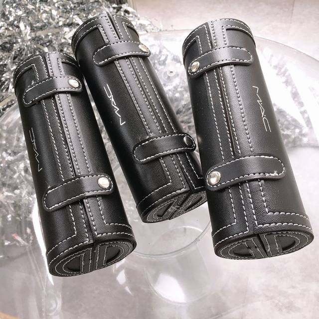 高端品质 Mac皮套化妆刷九件套，魅家一贯的风格，简约黑色，沉甸甸的宝贝！