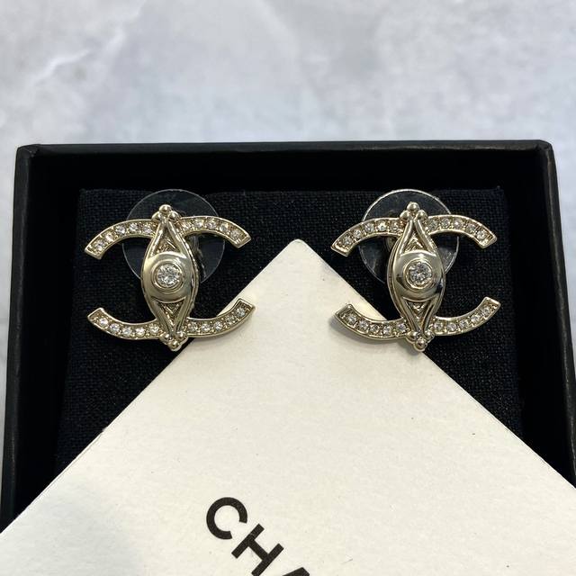 Xe880 Ch Nel 香 儿 23A新款金色满钻水纹理双C耳钉