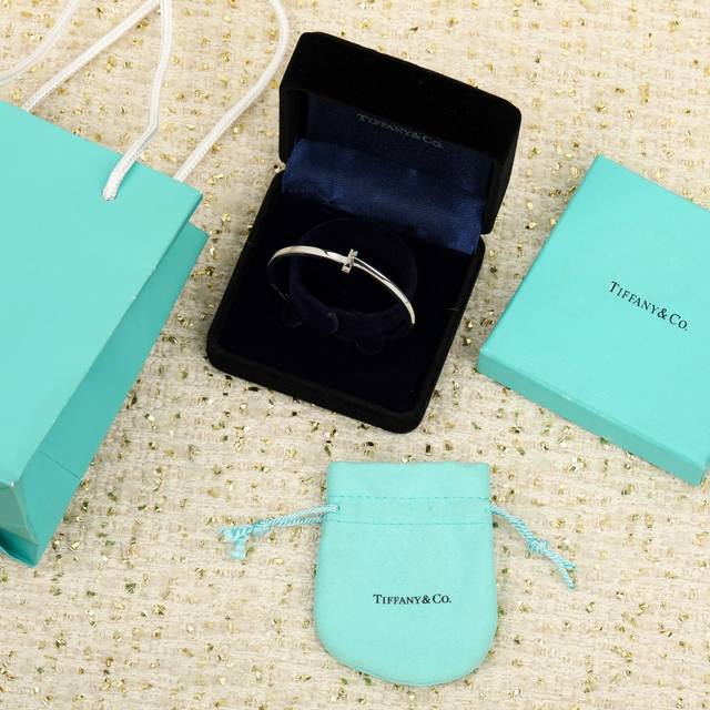 203095 我们出品 T1宽版光面手镯 Zp63050+ 可订做真金真钻版，量大咨询客Fu [全球首发 线上独家]宋妍霏、易烊千玺、众多明星同款以连续圆圈缠绕