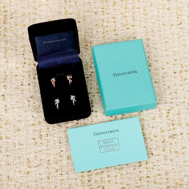 250253 我们出品 Knot耳环，可订做真金真钻，pk市面各种金货量大咨询客Fu Knot耳环 很精致，也不会过细。工艺非常有讲究，弧度线条都是根据人体工程