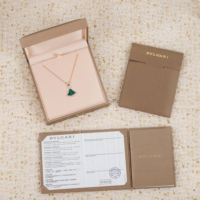 202675 我们出品 可定制18K真金真钻， 玛瑙再也不会掉下来了， 与Zp一致。 红玛瑙Diva，我家的贝母是很水润油亮的，细节完美，全部925纯银材质电镀