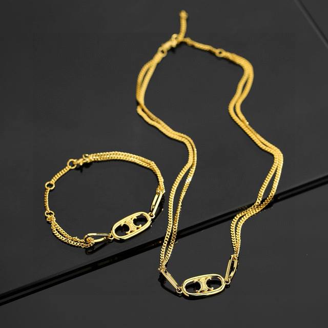 Celine赛琳凯旋门双层链条镂空吊坠项链 手链 专柜正品材质黄铜保色材质雕刻镂空图案！超炸Chic感 ，简洁百搭、文艺个性，带给你时髦体验 墙裂推荐！超级好搭