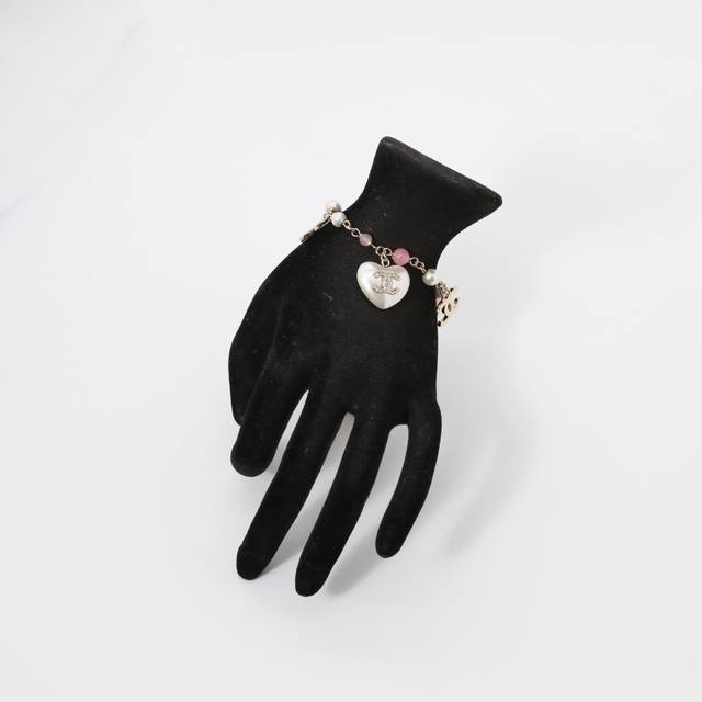 Ch Nel 手链： ，经典爆款心形亚克力双C水钻粉色珍珠女式手链。