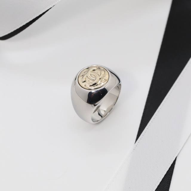 Ch Nel 戒指： ，双色镀金浮雕女式闭口戒指 有678三个码 。