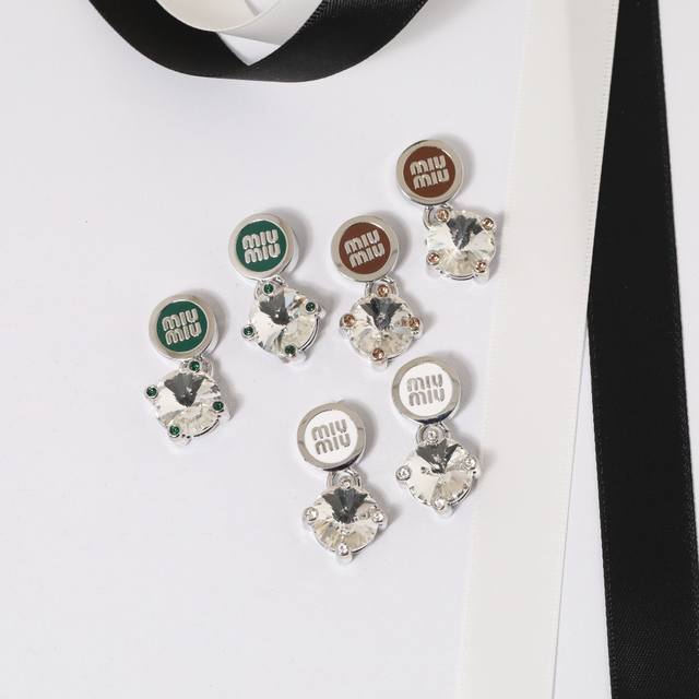 Miu Miu耳钉： ，缪缪彩色珐琅纽扣大钻吊坠女式耳钉。