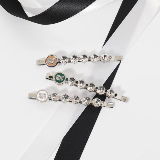 Miu Miu 发夹： ，缪缪彩色珐琅满钻一字夹女式发夹。