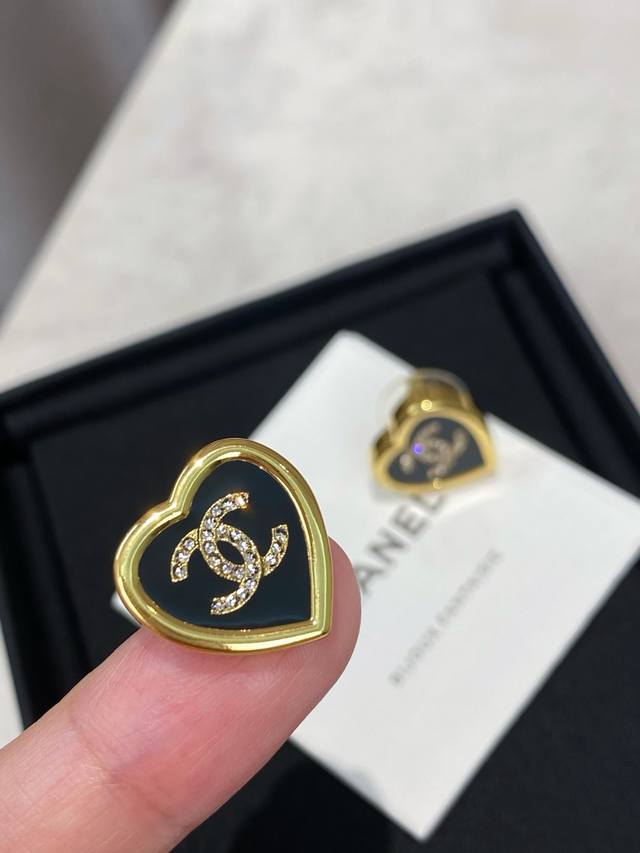 高品质 细节如图 0700100 香 黑金爱心双C耳钉 25B秋冬最新款最新款全网首发现Huo本季必入爆款浓郁的黑金配色，复古的气息扑面而来！质感满分 五金细节