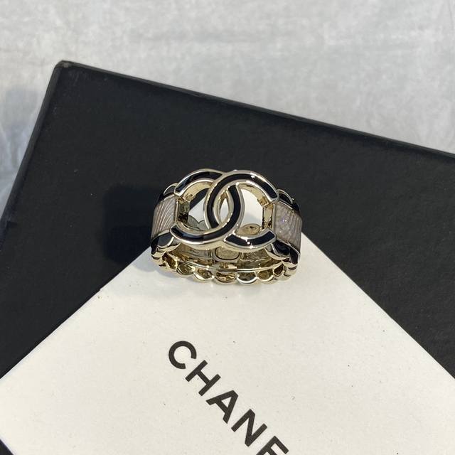 Xj0627 香 黑花边白双C耳钉 分6 7，两个码数这款必冲！现货24早秋最新款绝美系列！老规矩先买先得黑花边很有蕾丝的感觉，可爱带点小性感美到犯规甜甜的少女