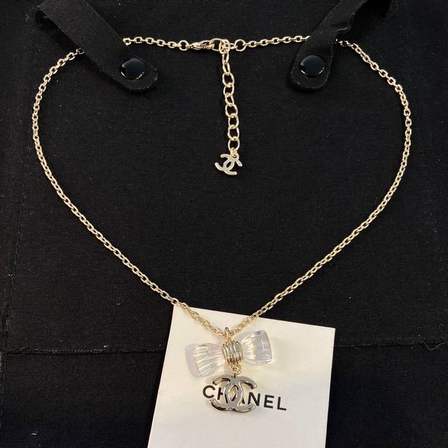 Xx0588 Ch Nel 蝴蝶结项链 50春夏最新款绝美系列本季必入爆款！老规矩先到先得看似简单，实际非常重工，报废率巨巨巨高！定制的亚克力整体弧度凹槽各个细