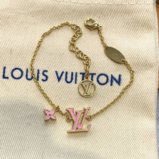Ls0492 手链 L 樱花粉手链 一款简单又经典的Logo造型！必入单品！上身非常精致，自带颜值！特百搭，特耐看，越看越喜欢的！低调又奢华，特别调制的粉色珐琅