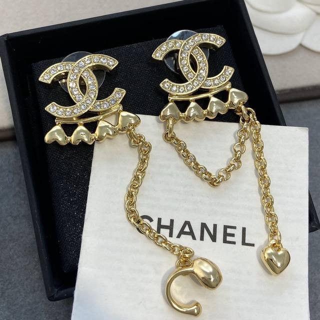 Xe818 Ch Nel香 儿 双C爱心不对称而挂耳环 好看到爆的爱心泡泡耳环，爱了爱了很复古，很有气质很特别的设计，上身非常精致时尚！工艺最难点就是爱心的自然