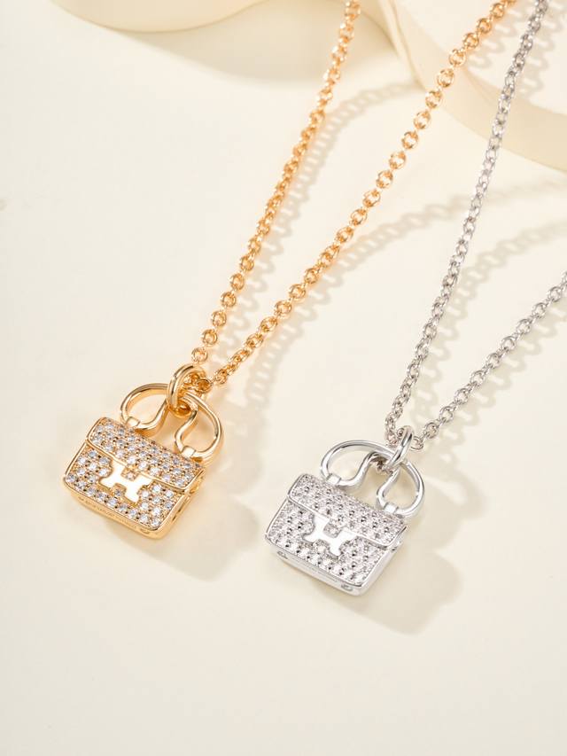 p价 康康包项链 玫瑰金 不用说啦！ 本项链肯定是配货来的啦 Hhh 但是我个人真的很喜欢耶！配裙子配休闲风格衣服都Ok的很好搭配 并且钻很闪！ 国内专柜是48