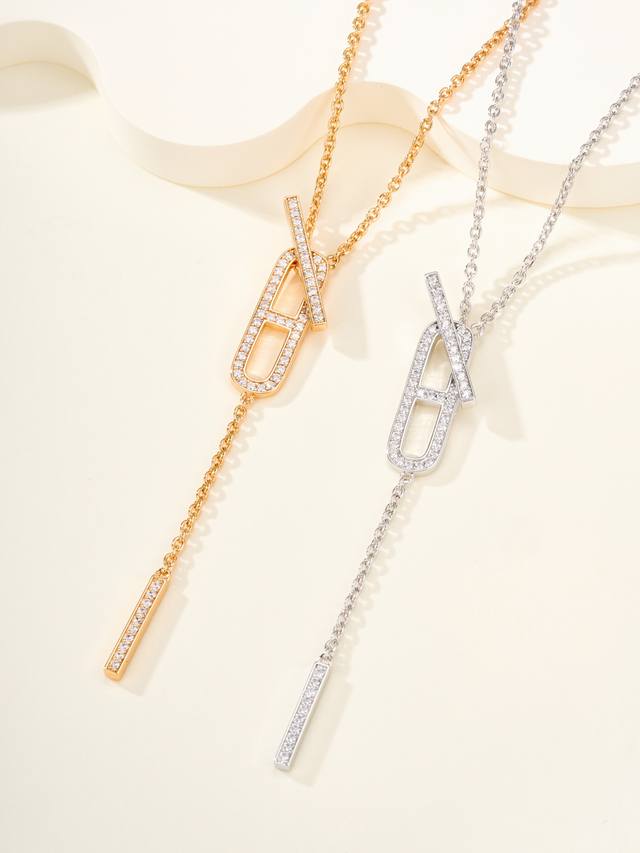 p价 H 猪鼻子镶钻项链只能用无敌形容，这款绝对的性价比之选 有两个位置可以佩戴，完美抛光，Logo及防伪编码细节，非常细致，值得收藏的万年经典款 这个项链叫E