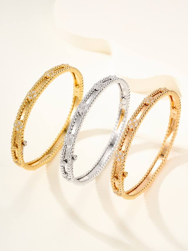 p价 最新版窄式万花筒手镯 尺寸17码 ，调整后的版本宽度比较以前旧版窄一点，镶钻花朵按照分件制作，内槽平面Cnc切割组装而来，版型由Zp开模而来