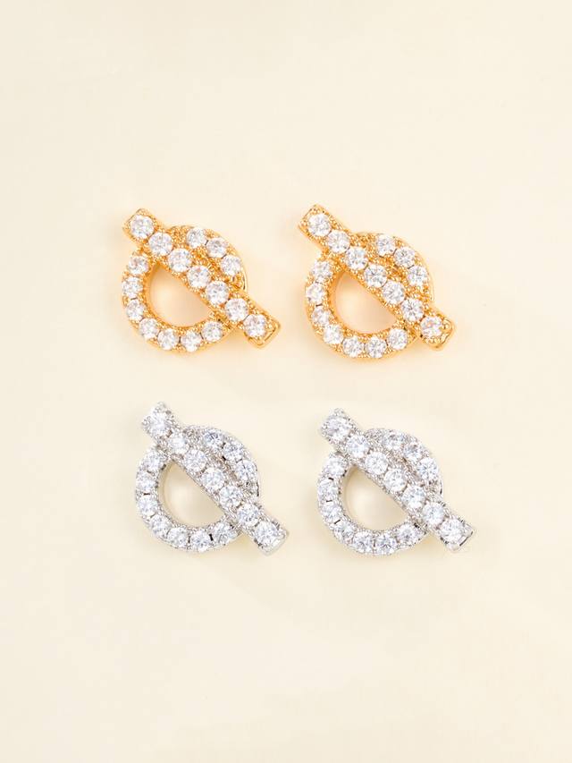 p价 日常百搭Hermes耳钉！ 来来来，我又来推荐鸟～～～～这款应该来说是一直火的！不过还是有很多人不知道这个简单百搭的款是出自谁家的！ 嘎嘎嘎嘎～没想到是H