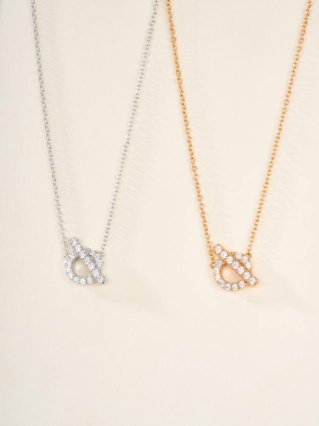 p价 H Croisette项链属最赞的一款，特别的简约大方，多美，自己看哈，认准我们的菱形◇防伪标，而且，精工版，刻字部分有大小深浅之分，钻采用进口仿真钻，非