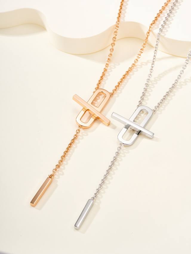 p价 H 猪鼻子无钻项链只能用无敌形容，这款绝对的性价比之选 有两个位置可以佩戴，完美抛光，Logo及防伪编码细节，非常细致，值得收藏的万年经典款 这个项链叫E