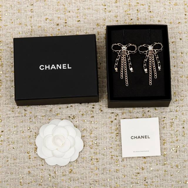 250638 我们出品 预售24号左右出货，Zp11960，量大咨询客Fu 香 黑皮蝴蝶结流苏耳环 25秋冬最新系列！全网首发独家现货老规矩，先到先得！超美超仙