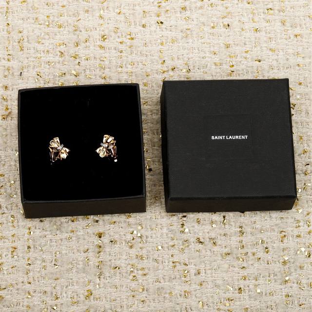 250636 我们出品 预售24号左右出货，太赞了，没有耳洞的宝宝也可以佩戴！量大咨询客Fu Ys1蝴蝶结耳夹 有无耳洞宝宝的福利！立体的小金蝴蝶结，中间绑带银