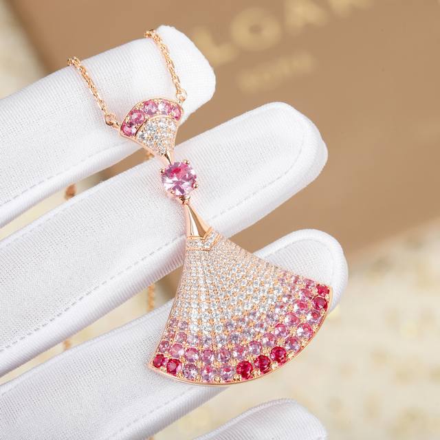 203715 我们出品 小裙子大号项链 Z 000+认准唯一一家真正购入珠宝类Zp开发的，可订做真金真钻，只做对版Zp真金货，pk市面各种金货量大咨询客Fu D