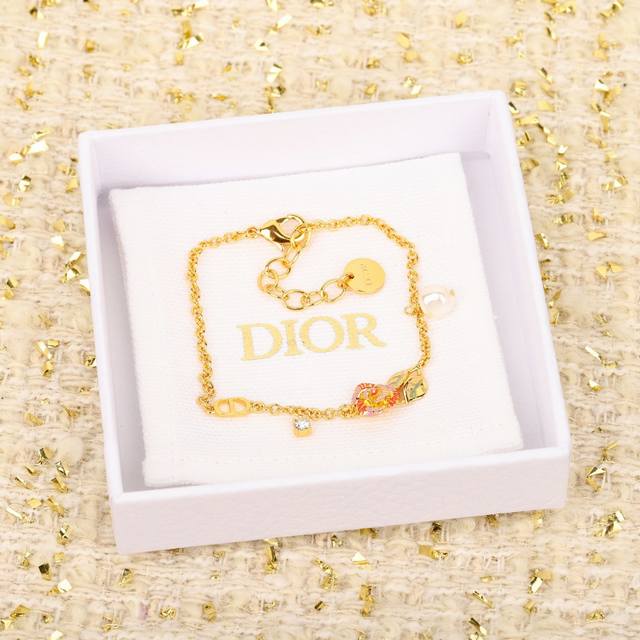 211038 我们出品 Zp5980！量大咨询客Fu Dor先生热爱一生的玫瑰花，立体生动的设计，玫瑰和叶子纯手工彩漆绘制，栩栩如生！戴上真的好美好温柔不入后悔