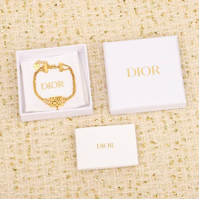 211179 我们出品 Zp5460，量大咨询客Fu！ D镂空字母方牌吊珠手链 最新款Miss D 系列！周也同款一定要买经典百搭又有设计感第一眼看上去的感觉就