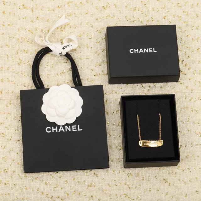 205817 我们出品 最爱的Vintage量大咨询客Fu 香字母牌项链 Vintage系列，正如 Coco女士所说的“流行稍纵即逝，风格永存”。 而其中Vin